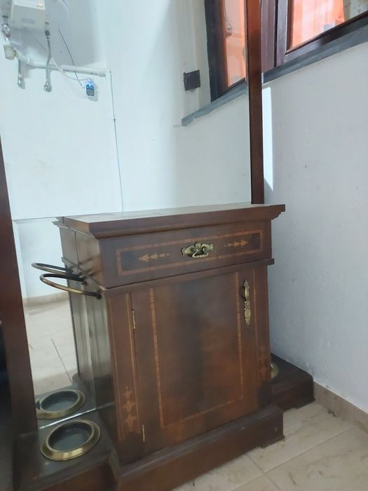 Móve de entradal com espelho e suporte para chapéus de chuva