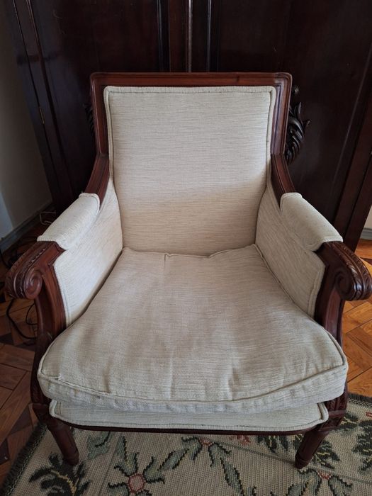 Cadeirão de sala em madeira e estofado