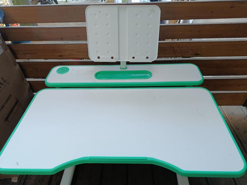 Regulowane dzieciece biurko