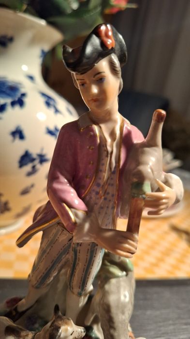 Продам фарфоровую статуэтку