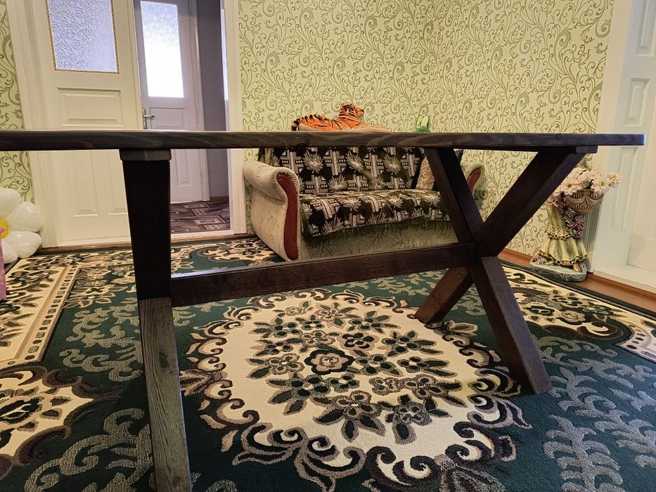 Стіл з масиву дерева