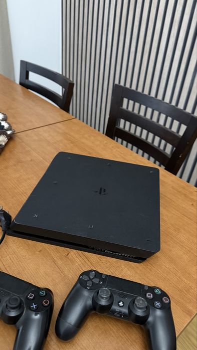 PlayStation 4 Slim + 2 comandos