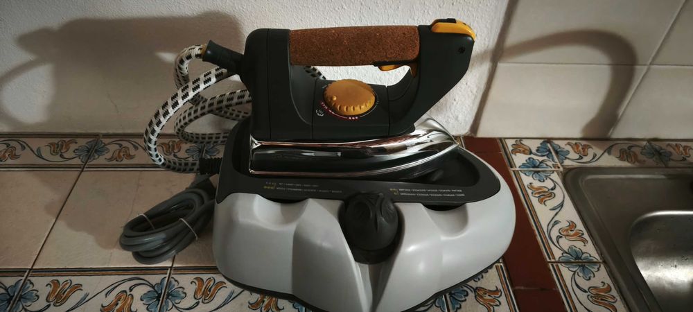 Ferro de engomar com caldeira