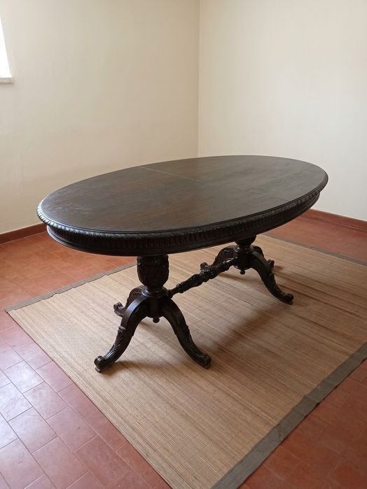 Mesa de jantar em madeira