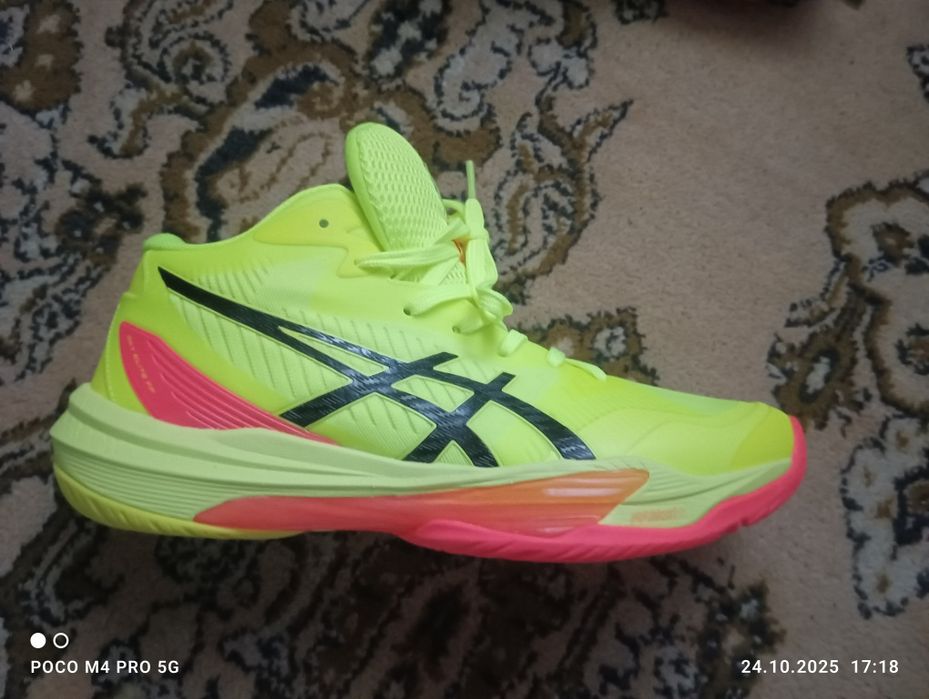 Волейбольні кросівки asics