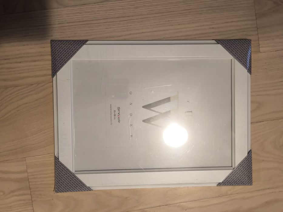 Nowa biała ramka na zdjęcia 21x30cm