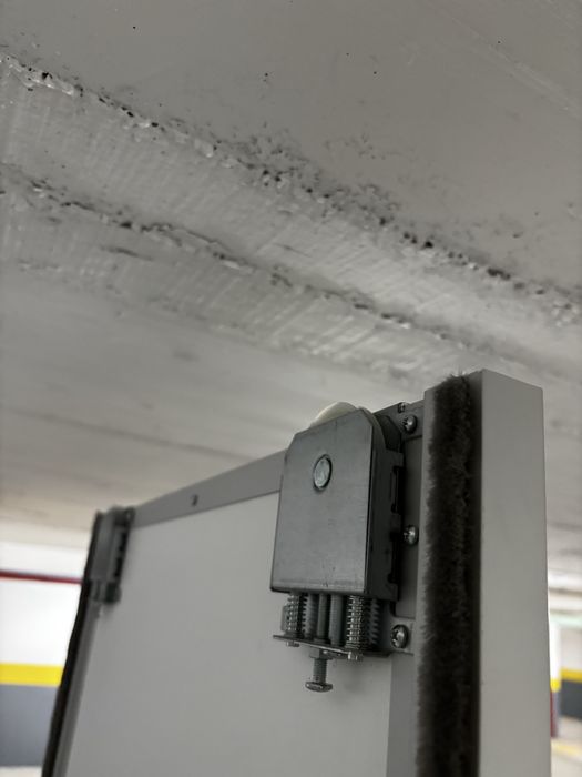 Brand new walk-in wardrobe (roupeiro com portas de correr)