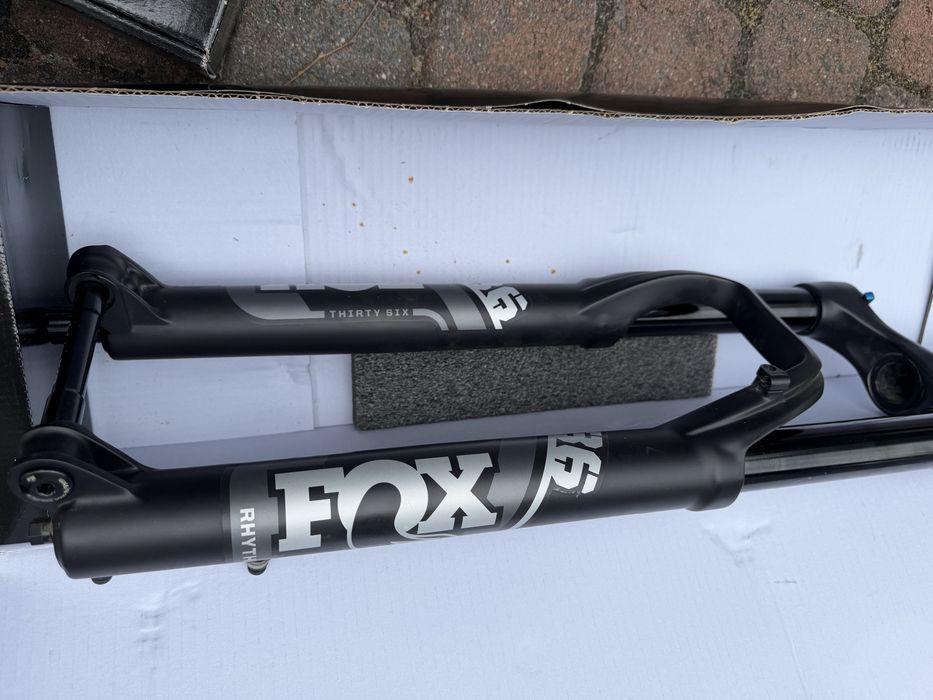 FOX 36 Rhythm GRIP, 29”, Boost 110×15 mm, skok 150 mm, sterówka tapered.