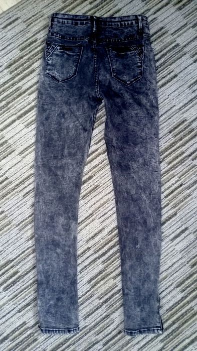 Jeansy czarne nakrapiane z wysokim stanem rurki ozdobne suwaki przy no