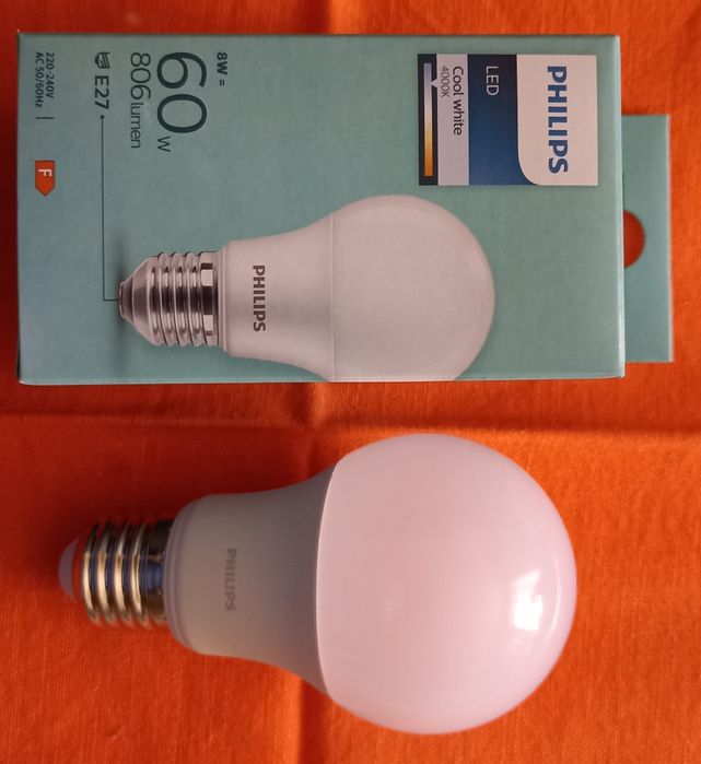 Продам 9 шт. нових світлодіодних ламп  Philips A60 E27 8W  230V