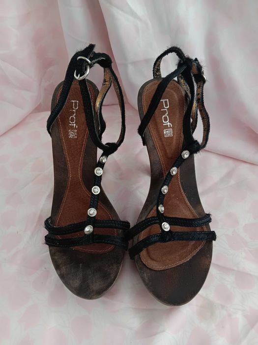 Sandálias de salto alto de madeira da Prof