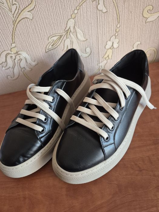 Шкіряні кросівки