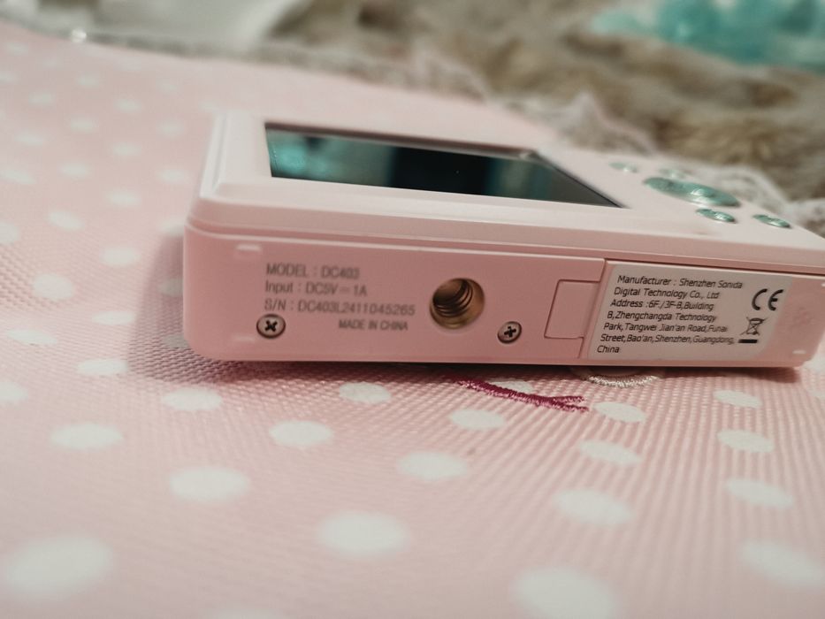 Милая розовая камера,  хорошее качество фото, вспышка, зарядка