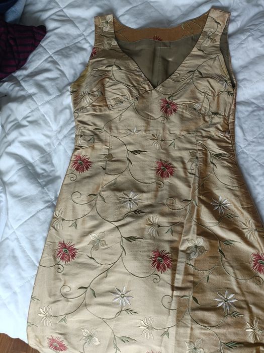 Vestido de cerimónia em tecido bordado feito á mão