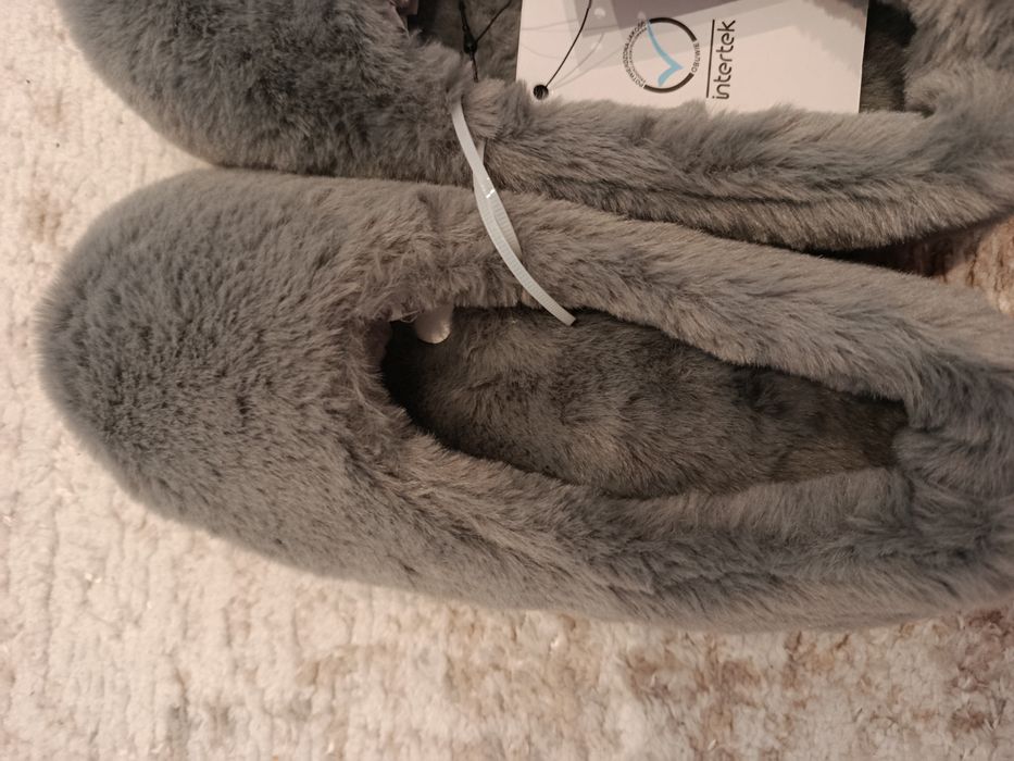 Nowe kapcie damskie w rozmiarze 37