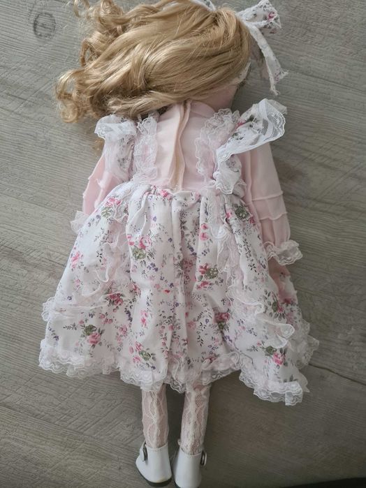 Boneca de porcelana colecionável