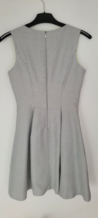 Sprzedam szarą sukienkę rozmiar 36 reserved