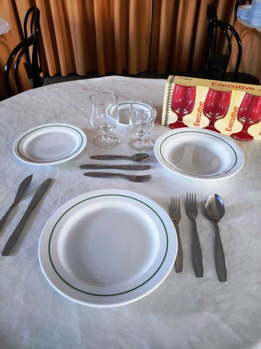 facas, garfos, colheres,  (descritivo)