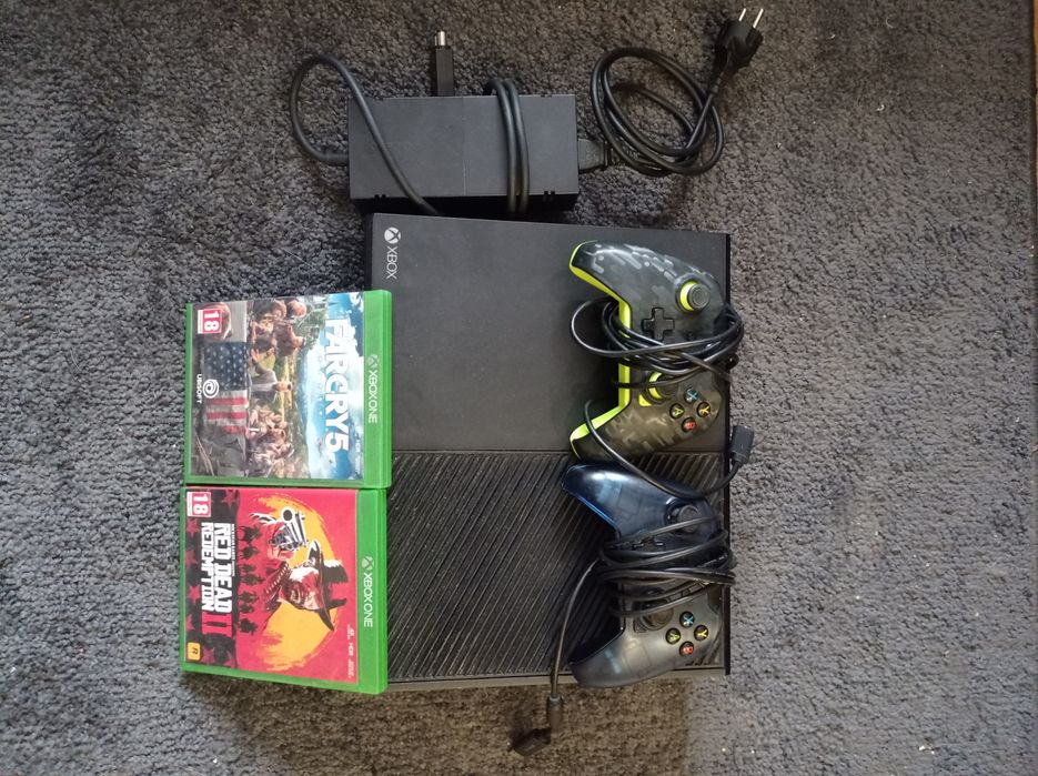 Xbox One + 2 jogos + 2 comandos
