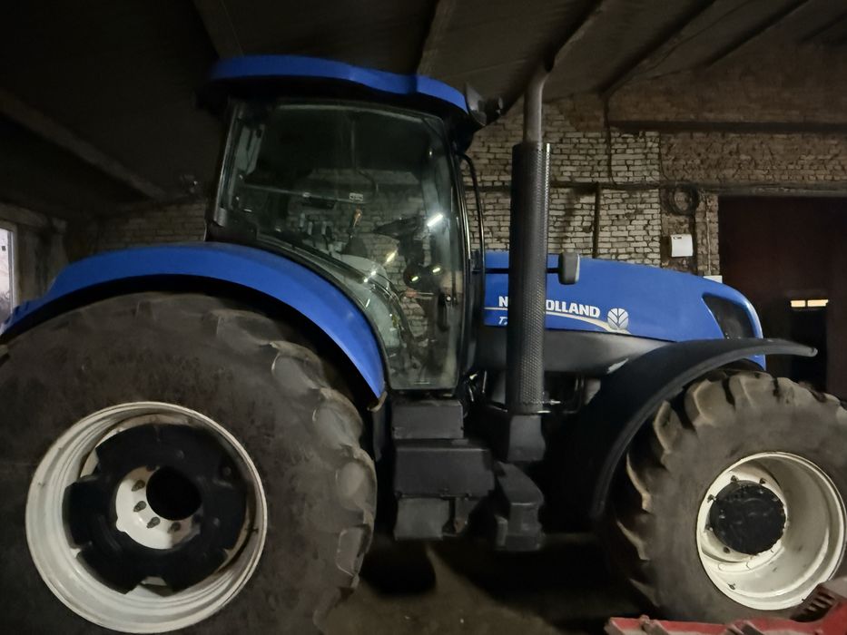 Пррдається трактор New Holland T7060