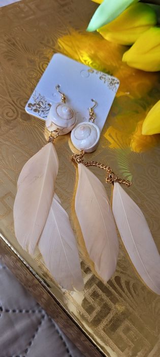 Nowe kolczyki piórka nude z muszelkami.