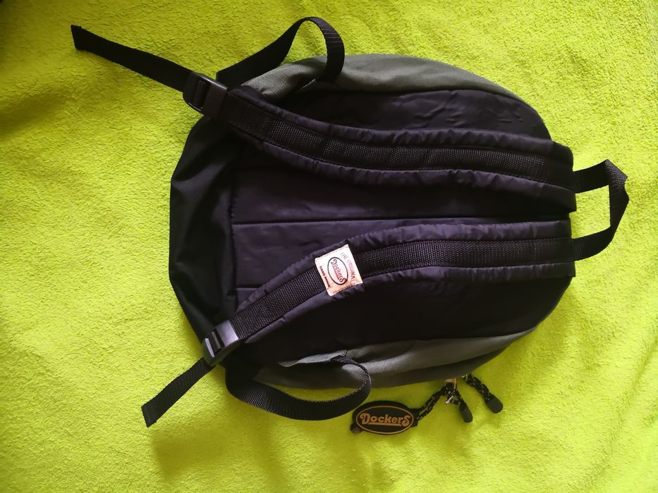 Plecak marki Dockers.