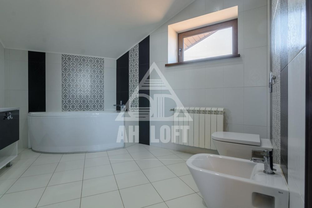 Будинок для великої родини, з басейном