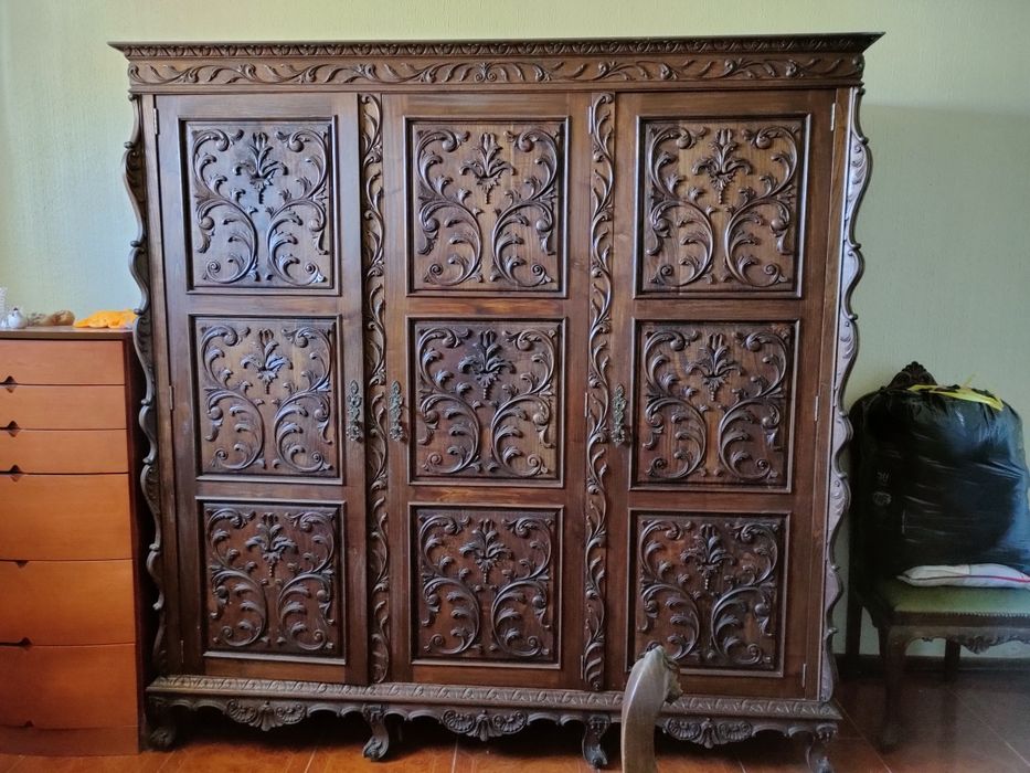 Mobília de quarto antiga (cama, espelho, cómoda, guarda-roupa, cadeiras, mesinhas de cabeceira)