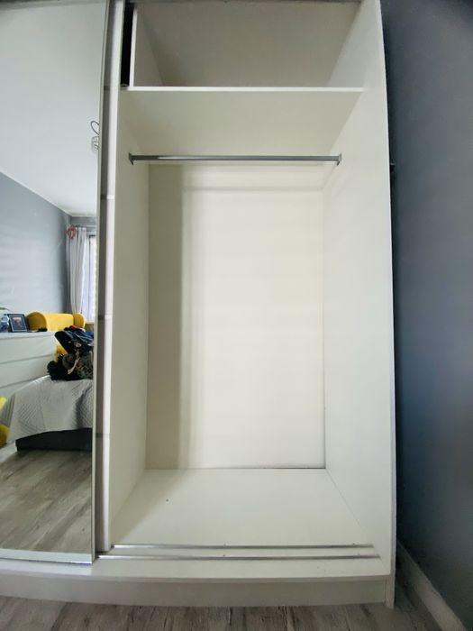 Szafa przesuwna z lustrem