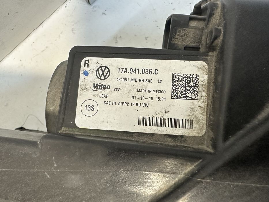 Правая фара Volkswagen Jetta mk7 Led USA 17A941036C