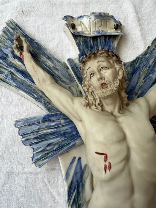 Cristo na cruz em cerâmica