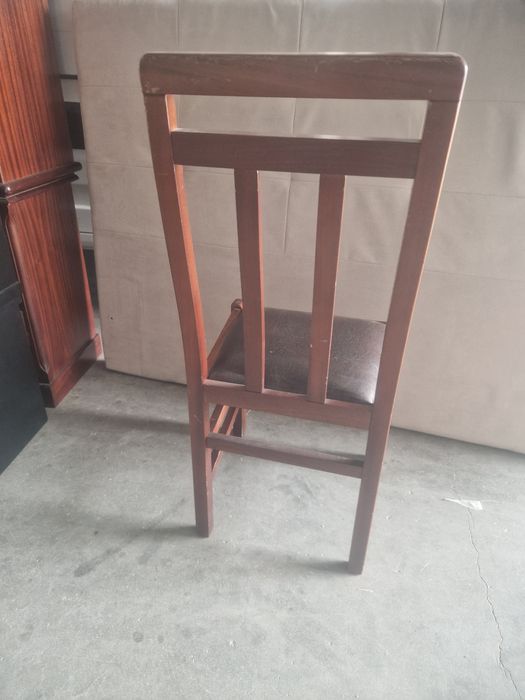 Cadeira estofada em mogno