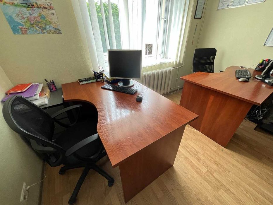 Меблі офісні комплект стіл крісло