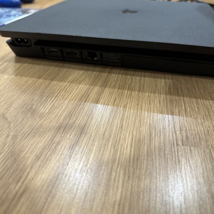 Ps4 slim 1Tb + 2 comandos + 2 jogos