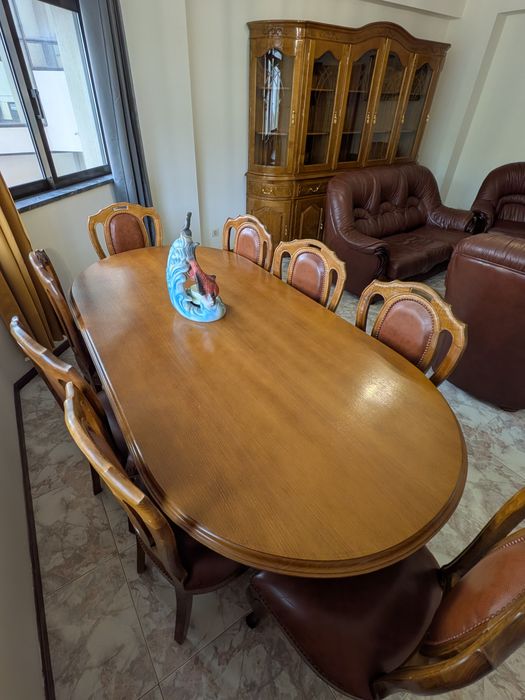 Mesa de jantar oval + 8 cadeiras estofadas, estilo clássico