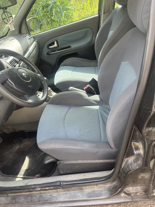 Renault clio 1.2 . 8. V Ano 2003