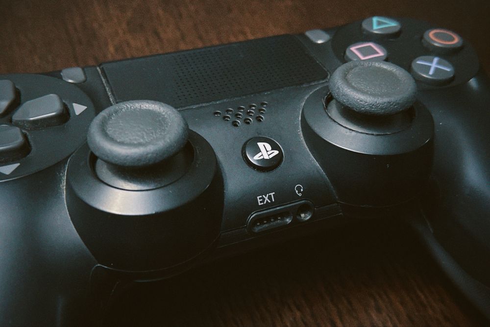 PlayStation 4 Slim 1TB + Comando + Estação Carregamento + 6 Jogos