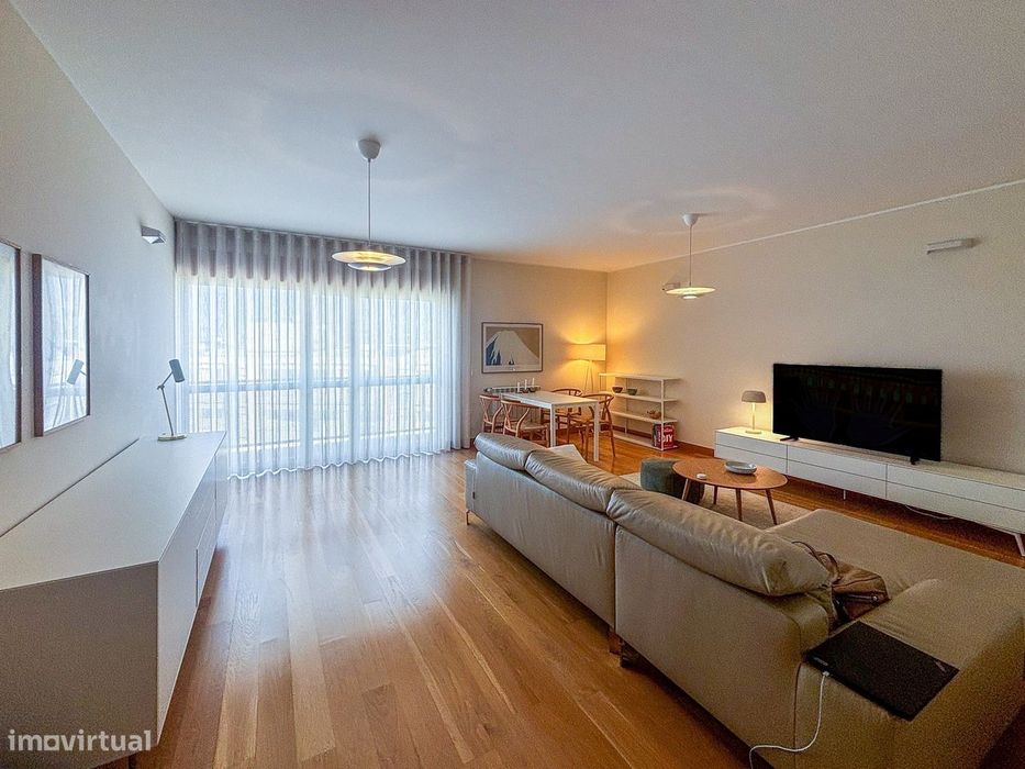 Apartamento T2 mobilado com garagem e elevador para arrendar no centro