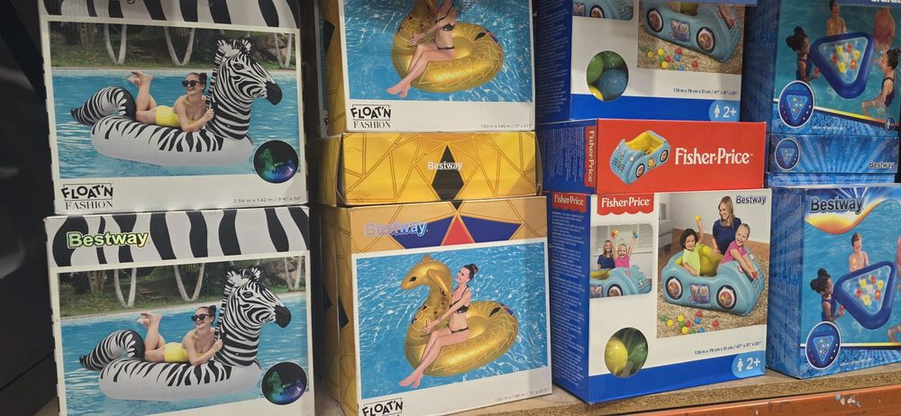 Várias piscinas de criança e brinquedos