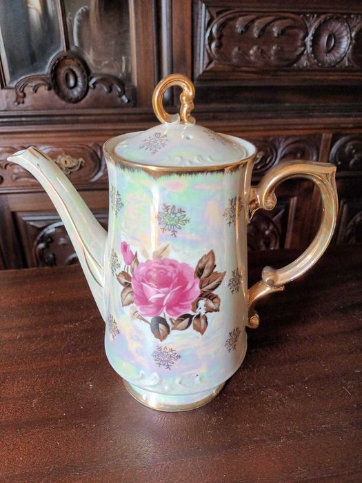Serviço de chá em porcelana com pratos de bolo