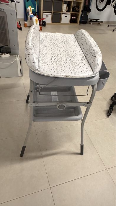 Carro, cadeira de refeições e banheira de bebe