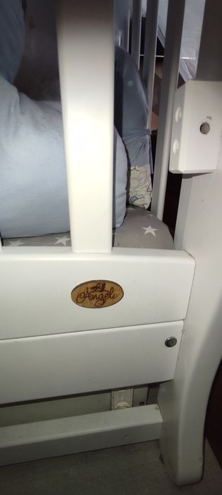 Дитяче ліжко  з матрасиком і подушками .

Термі