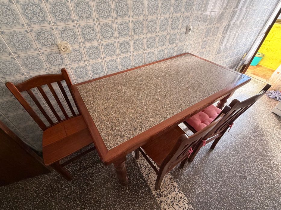 Mesa de em madeira e pedra mármore