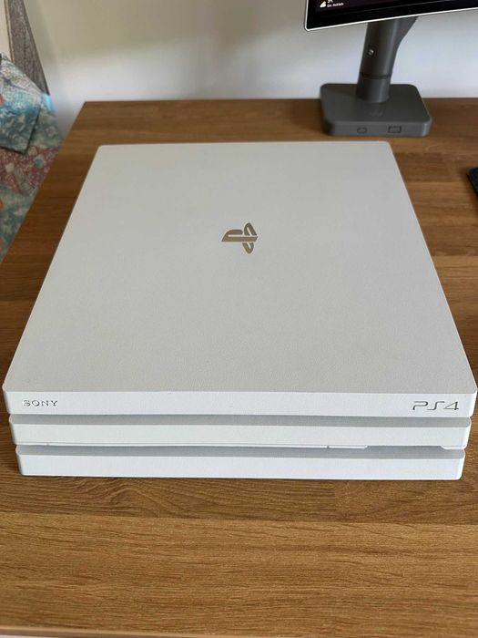 PlayStation 4 Pro 1TB Glacier White + 1 Comando – Impecável