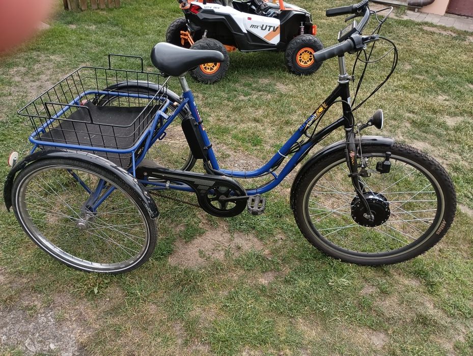 Rower trzykołowy z silnikiem  elektrycznym dołożonym  w konwersji.