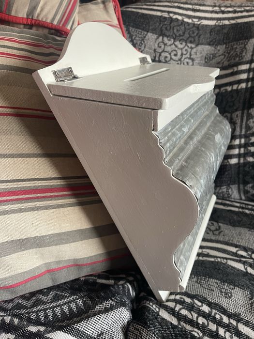 Caixa de correio em madeira e folha de lata