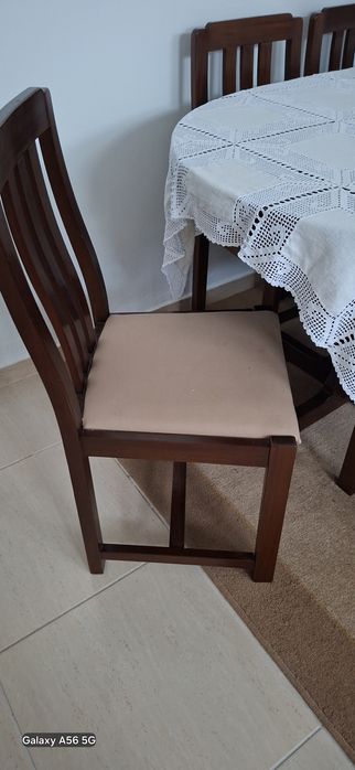 Mesa de jantar em mogno extensiva ,com 6 cadeiras em otimo estado consevadissimo .Madeira macissa. Retirada por conta do comprador. Peniche .
