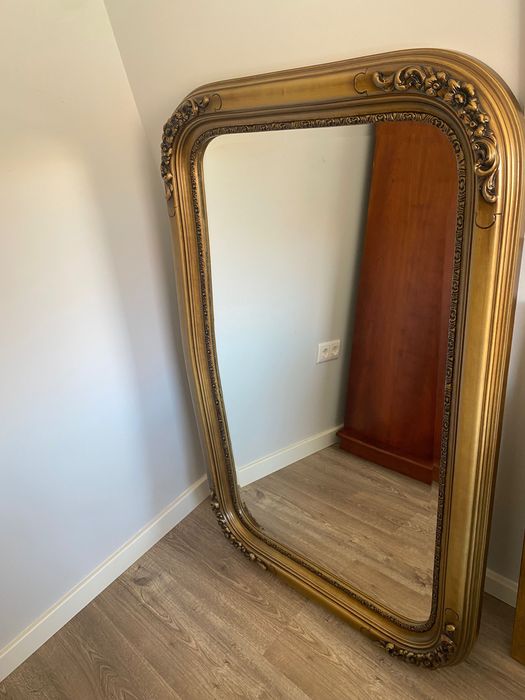 Espelho decorativo grande com moldura dourada – 80 x 120 cm
