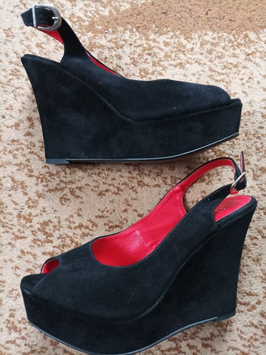 Czarne zamszowe buty na koturnie