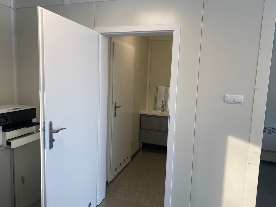 Nowoczesny pawilon kontenerowy z kuchnią i WC